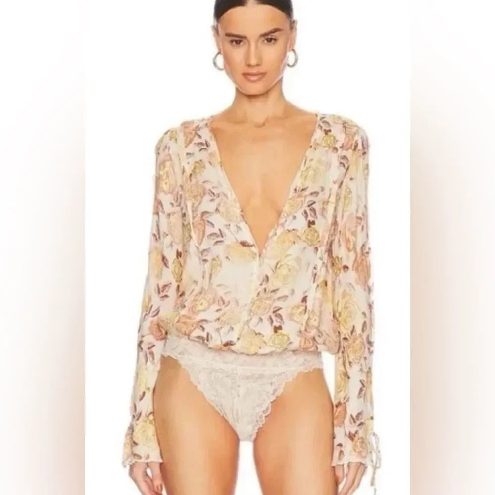 Free People intimately everything’s rosy floral v-neck lace thong l/s bodysuit M